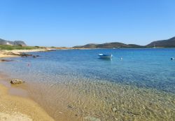 Un tratto di litorale sabbioso sull'isola di Antiparos, arcipelago delle Cicladi (Grecia). Sullo sfondo, l'isola di Despotiko.

