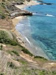 Un tratto di litorale visto dall'alto a Cap d'Agde, Francia: a renderlo particolare è la formazione vulcanica delle rocce con colori diversi.
