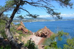 Un tratto di litorale visto dall'alto fra la vegetazione a Théoule-sur-Mer, Francia - © Pascal Bonnecaze / Shutterstock.com