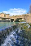 Un tratto di mura cittadine a Bevagna, Umbria, Italia. In primo piano un corso d'acqua che scorre limpido nel centro umbro.



