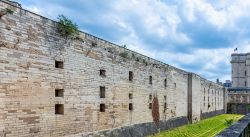 Un tratto di mura del castello di Vincennes, Valle della Marna, Francia.  Si tratta di una fortezza risalente al XIV° secolo, uno dei castelli reali più importanti di tutto il ...