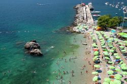 Un tratto di spiaggia a Herceg Novi, Montenegro, visto dall'alto. A lambire le spiagge di ciottoli di questa località balneare sono le acque cristalline del Mare Adriatico - © ...