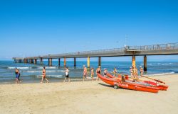 Un tratto di spiaggia con il molo a Marina di Pietrasanta, Toscana: situata tra Viareggio e Pisa, è una nota località vacanziera della Versilia - © Eddy Galeotti / Shutterstock.com ...