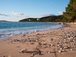 Un tratto di spiaggia di Tucepi, Croazia, in una soleggiata giornata invernale.

