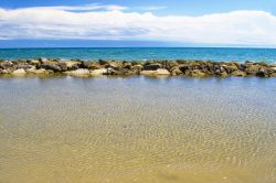 Un tratto di spiaggia e mare con rocce a San Felice Circeo, Lazio.

