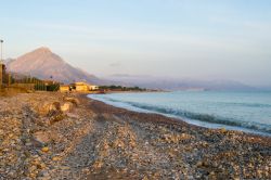 Un tratto di spiaggia libera con ghiaia a Campofelice di Roccella in Sicilia
