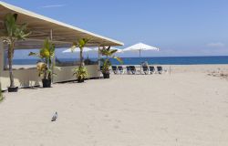 Un tratto di spiaggia mediterranea a Arenys de Mar, Maresme, Spagna. Qui sorgono anche terrazze con bar, ombrelloni e lettini da sole - © joan_bautista / Shutterstock.com