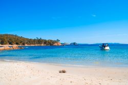 Un tratto di spiaggia nei pressi di La Londe-les-Maures, Francia: grazie anche al suo clima, questa località è celebre per le sue spiagge che si estendono per 3 km.
