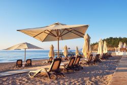 Un tratto di spiaggia privata con lettini e ombrelloni in un resort di Tekirova, Turchia - © Standret / Shutterstock.com