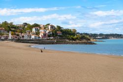 Un tratto di spiaggia sabbiosa a Saint-Jean-de-Luz, Nuova Aquitania (Francia).
