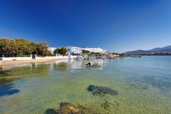 Un tratto di spiaggia sabbiosa al porto di Antiparos, isola dele Cicladi (Grecia).

