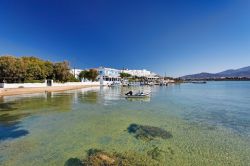 Un tratto di spiaggia sabbiosa al porto di Antiparos, isola dele Cicladi (Grecia).

