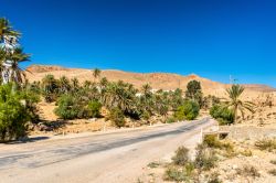 Un tratto di strada che porta al villaggio fortificato di Ksar Hallouf, Medenine, Tunisia.
