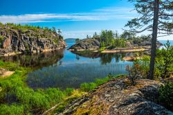 Un tratto roccioso della costa del Lago di Ladoga, il più vasto della Russia