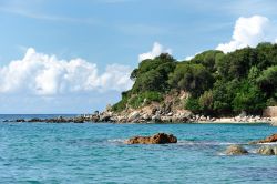 Un tratto roccioso della bella costa selvaggia di Olmeto in Corsica