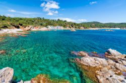 Un tratto spettacolare di mare: siamo nella celebre Costa Brava in Catalogna (Spagna) - © Digoarpi / Shutterstock.com