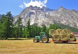 Un trattore della John Deere al lavoro nei campi di Morgex, Valle d'Aosta, Italia. John Deere è un'azienda americana fra le principali produttrici di macchinari agricoli - © ...