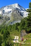Un trekker su uno sterrato di montagna ad Arolla, Svizzera. Questi monti ospitano panorami mozzafiato per gli appassionati di trekking.

