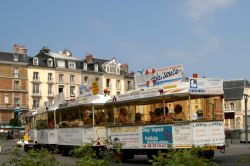 Un trenino turistico per le vie del centro storico di Dieppe, Alta Normandia, Francia - © 32338 / Shutterstock.com