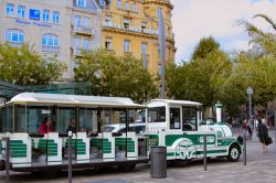 Un trenino turistico per visitare la città di Metz, Francia: questo simpatico mezzo di trasporto piace ai bambini ma anche agli stranieri che vogliono ammirare comodamente le bellezze ...