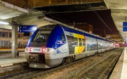 Un treno in arrivo alla stazione ferroviaria di Mulhouse, Francia - © 230858932 / Shutterstock.com