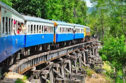 Un treno nella foresta del Kanchanaburi, Thailandia.

