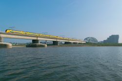 Un treno passeggeri attraversa un ponte nella città di Nijmegen, provincia della Gheldria (Olanda).
