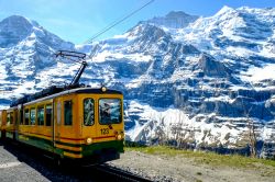 un treno sulla linea che collega Jungfraujoch con Lauterbrunnen, inaugurata nel 1912