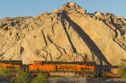 Un treno transita tre le montagne dela Rockview Nature Park a Victorville in California - © Angel DiBilio / Shutterstock.com