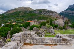 Un turista in visita alle rovine cittadine di Bar, Montenegro. Siamo nella più grande zona portuale del Montenegro, punto di attracco per navi e barche - © Katsiuba Volha / Shutterstock.com ...