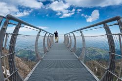 Un uomo ammira il panorama dalla terrazza belvedere del Pic du Midi de Bigorre, Pirenei (Francia).

