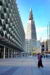 Un uomo cammina nei pressi del Saudi National Museum Park a Riyadh, Arabia Saudita. Sullo sfondo, Al Faisaliyah Center Tower lungo Olaya Street - © Crystal Eye Studio / Shutterstock.com ...