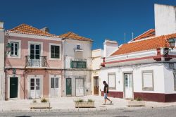 Un uomo cammina nelle strade della vecchia città di Alcochete, Portogallo - © Nessa Gnatoush / Shutterstock.com