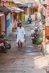 Un uomo con indosso un dhoti cammina lungo una strada di Trivandrum, India. Si tratta di un tradizionale indumento simile ad un pareo indossato dagli uomini in India - © alionabirukova ...