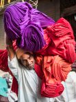 Un uomo con stoffe colorate nel vecchio mercato della città di Amritsar, Punjab, India. Il nome di questa località, considerata la "porta d'ingresso" dell'India ...