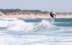 Un uomo fa kitesurf sulle onde a Cabedelo Beach, Viana do Castelo, Portogallo - © Bruno Ismael Silva Alves / Shutterstock.com