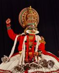 Un uomo in costume in occasione del Kathakali a Trivandrum, Kerala, India. Noto per i suoi gesti elaborati e per gli abiti tipici, è uno spettacolo con danza basato sulla mitologia indiana ...