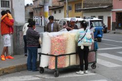 Un uomo intento a vendere cereali lungo una strada di Cajamarca, Perù. Passeggiando per il centro della città si incontrano spesso venditori ambulanti di riso soffiato e caramelle ...