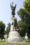 Un uomo lavora al computer seduto sul monumento ai Soldati Confederati dell'Arkansas, Little Rock.




