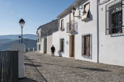 Un uomo passeggia lungo Adarve Street a Priego de Cordoba, Andalusia, Spagna, in una bella giornata di sole  - © miquelito / Shutterstock.com