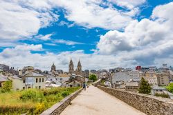 Un uomo passeggia lungo il camminamento delle mura romane a Lugo, Galizia.
