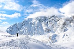 Un uomo passeggia nel comprensorio sciistico di Nassfeld, Carinzia (Austria) in inverno - © Aleksa Georg / Shutterstock.com