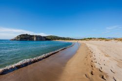 Un uomo passeggia sulla spiaggia della baia Luna a Gialova, Peloponneso, Grecia. La splendida laguna di Gialova si apre tra la costa Navarino e il porto di Pylos.



