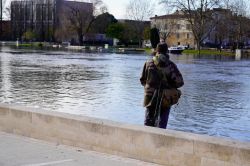 Un uomo pesca sul fiume Charente nella città di Cognac, Francia.
