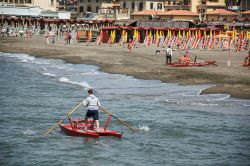 Un uomo rema su una barca di salvataggio a Ostia, Roma. Questa cittadina è l'antico porto della capitale d'Italia - © Celli07 / Shutterstock.com