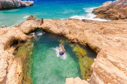 Un uomo si diverte nella piscina naturale Occhio del Diavolo a Koufonisia, Piccole Cicladi, Grecia  - © giovannifederzoni / Shutterstock.com