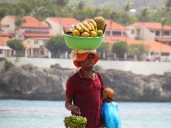 Un uomo vende frutta fresca su una spiaggia di Sosua, Repubblica Domenicana - © Maxim's Creations / Shutterstock.com