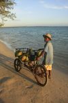 Un uomo vende noci di cocco sulla spiaggia di Boca Chica, Repubblica Dominicana - © Don Mammoser / Shutterstock.com