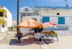 Un uomo vende spugne di mare vicino a una spiaggia dell'isola di Pserimos, Grecia - © Nejdet Duzen / Shutterstock.com