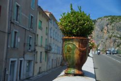 Un vaso in ceramica su un muretto nel centro di Anduze, Francia. Questa graziosa località riparata dalla catena montuosa delle Cevennes è famosa per la ceramica. 
